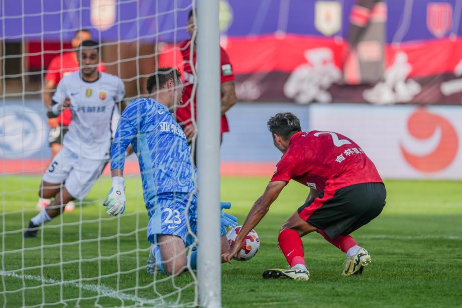 [图]蒯纪闻两助攻 上海海港客场投降长春亚泰